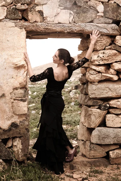 Flameco dancer in a ruined house — Stock Photo, Image