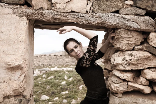 Flameco dancer in a ruined house — Stock Photo, Image