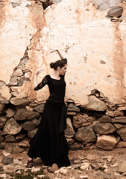 Flameco dancer in a ruined house — Stock Photo, Image