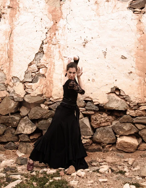 Flameco dancer in a ruined house — Stock Photo, Image