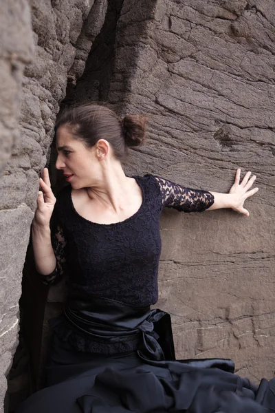 Bailarina Flameco en un barranco de basalto — Foto de Stock