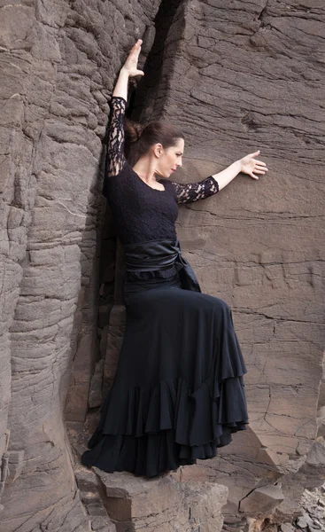 Flameco-Tänzerin in einer Basaltschlucht — Stockfoto