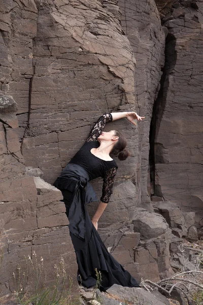 Flameco danseuse dans un ravin de basalte — Photo
