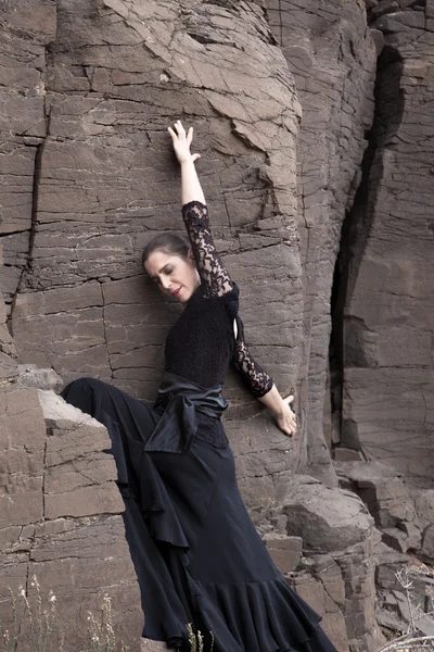 Flameco-Tänzerin in einer Basaltschlucht — Stockfoto