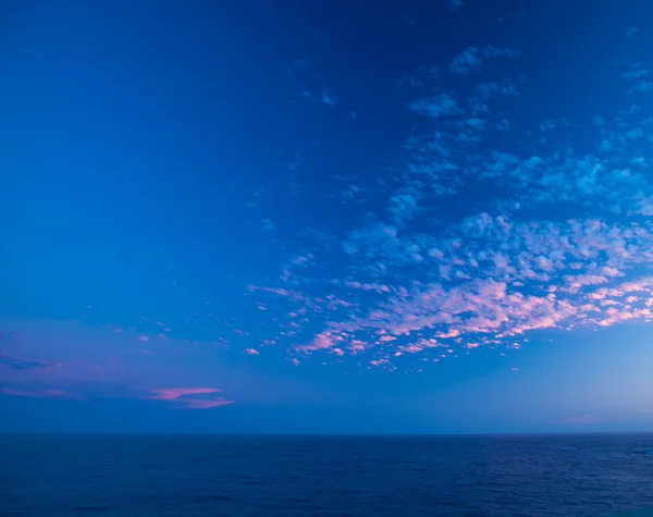 Belas nuvens por do sol sobre o oceano — Fotografia de Stock