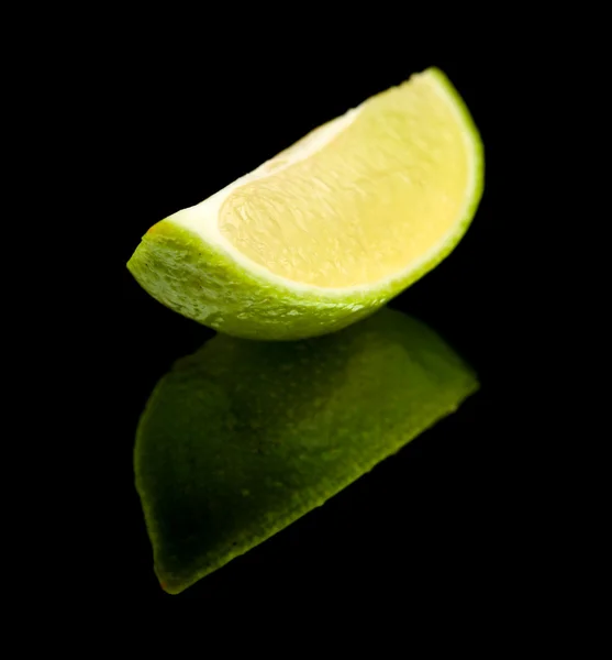 Limes op zwarte spiegel — Stockfoto
