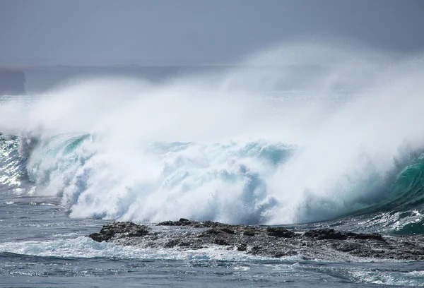 Fuerteventura, Kanárské ostrovy, vlny tříštící se o El Cotilla — Stock fotografie