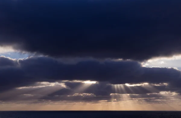 Bewölkter Sonnenuntergang über dem Ozean — Stockfoto