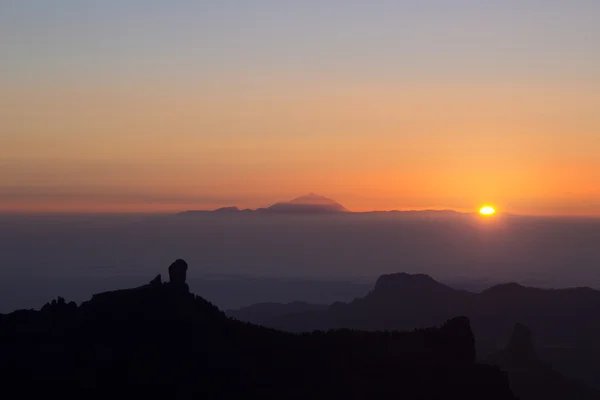 Increíble puesta de sol sobre el Teide en Tenerife — Foto de Stock