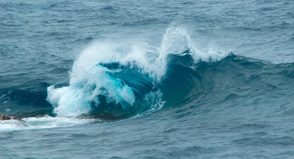 Rompiendo olas — Foto de Stock