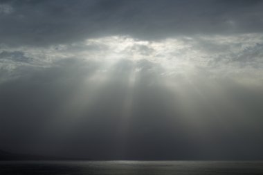 tek bir boşluk ile bulutlu gökyüzü 