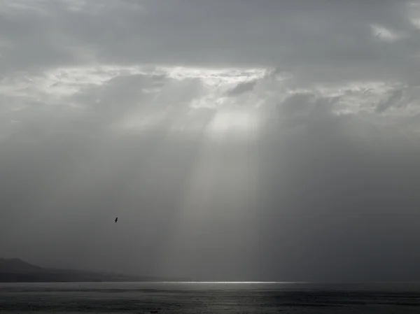 Céu nublado com uma única lacuna — Fotografia de Stock