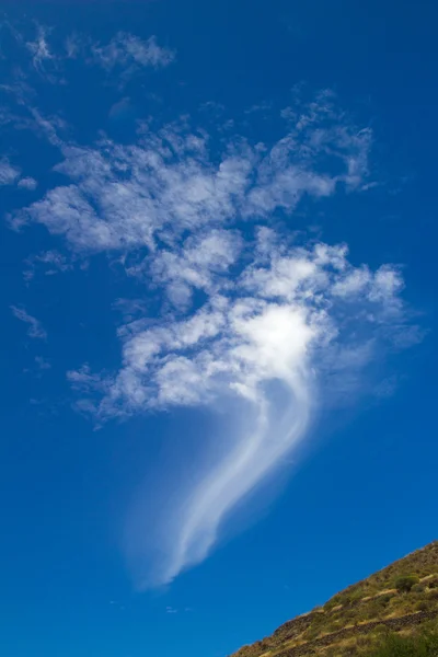 Nuage en forme de virgule — Photo