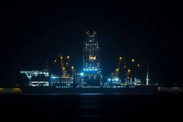 在港口的石油钻井平台 — 图库照片