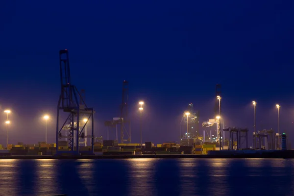 货柜港口在夜间 — 图库照片