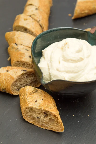 Bread and hummus — Stock Photo, Image