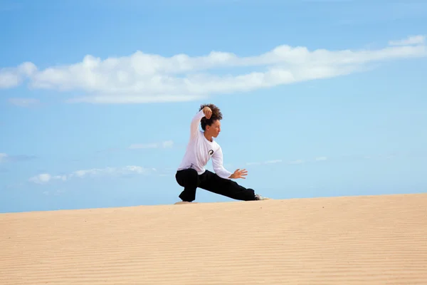 Tai chi in de duinen — Stockfoto