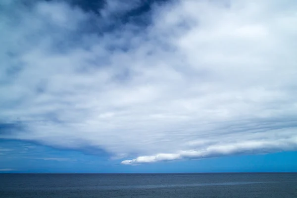 Neobvyklé oblak formace nad oceánem — Stock fotografie