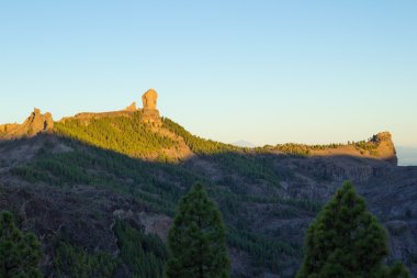 Gran Canaria, Caldera de Tejeda, gündoğumu Roque Nublo Dağı üzerinde