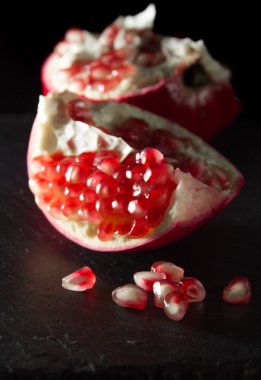 nar taneleri siyah arduvaz yüzeyinde küçük yığını