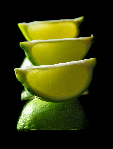 Lime on black mirror — Stock Photo, Image