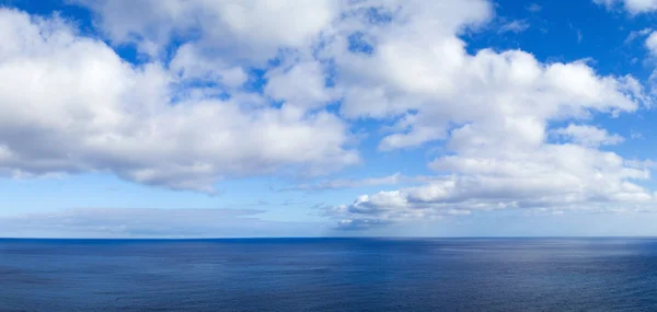 Nuvens sobre o oceano — Fotografia de Stock