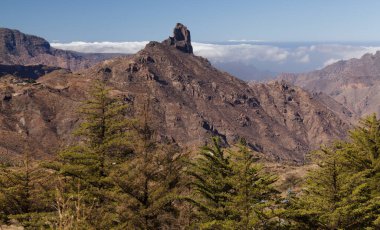 Gran Canaria, adanın merkezi manzarası, Las Cumbres, ie The Summits, Roque Bentayga formasyonu Caldera de Tejeda