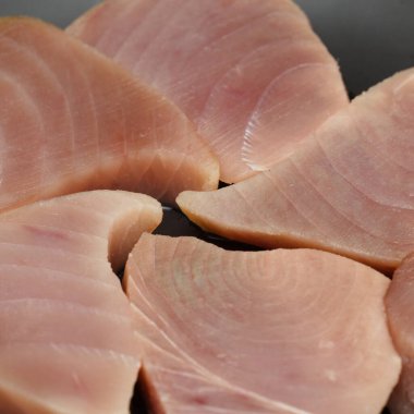 Çiğ, kalın, sarı yüzgeçli ton balığı bifteği. 