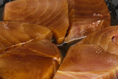 Zeytin yağı, soya sosu ve balla marine edilmiş sarı yüzgeçli ton balığı bifteği. 