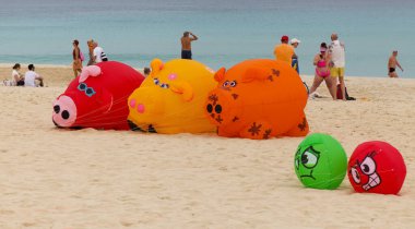 Fuerteventura, İspanya - 16 Kasım 2025: İzleyiciler Corralejo 'nun Doğa Parkı Kumulları' ndaki Uluslararası Uçurtma Festivali 'nde çok renkli uçurtmaların keyfini çıkarıyorlar