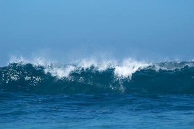 güçlü okyanus dalgaları Breaking