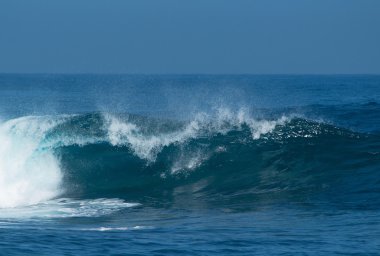 güçlü okyanus dalgaları Breaking