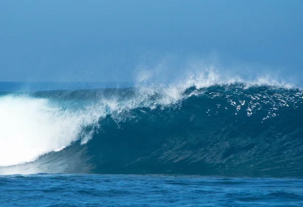 Ondas oceânicas poderosas quebrando — Fotografia de Stock