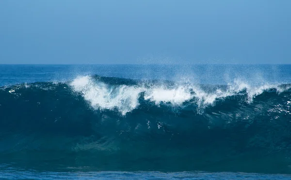 Vagues océaniques puissantes brisant — Photo