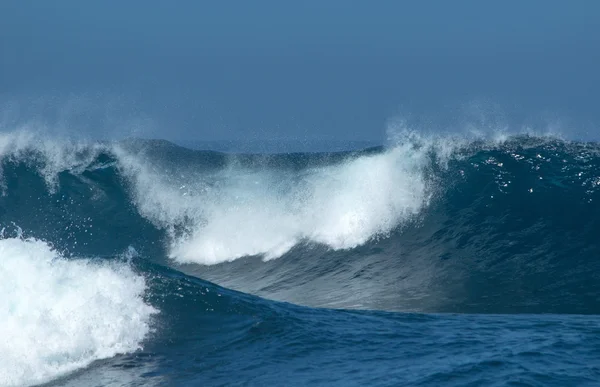 Мощные океанские волны — стоковое фото