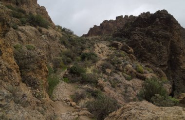 Gran Canaria, adanın merkezi manzarası, Las Cumbres, ie The Summits, Ventana del Bentayga adındaki bir kaya kemerine yürüyüş rotası, Bentayga penceresi, dağların üzerinden yağmur geliyor.