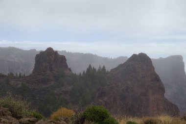 Gran Canaria, adanın orta kısmının manzarası, Las Cumbres, ie The Summits, Ventana del Bentayga adındaki bir kaya kemerine yürüyüş rotası, Bentayga 'nın Penceresi.