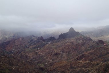 Gran Canaria, adanın orta kısmının manzarası, Las Cumbres, ie The Summits, Ventana del Bentayga adındaki bir kaya kemerine yürüyüş rotası, Bentayga 'nın Penceresi.