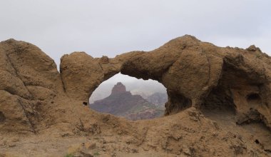 Gran Canaria, adanın orta kısmının manzarası, Las Cumbres, ie The Summits, Ventana del Bentayga adındaki bir kaya kemerine yürüyüş rotası, Bentayga 'nın Penceresi.