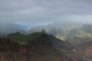 Gran Canaria, adanın orta kısmının manzarası, Las Cumbres, ie The Summits, Ventana del Bentayga adındaki bir kaya kemerine yürüyüş rotası, Bentayga 'nın Penceresi.