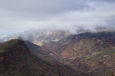 Gran Canaria, adanın orta kısmının manzarası, Las Cumbres, ie The Summits, Ventana del Bentayga adındaki bir kaya kemerine yürüyüş rotası, Bentayga 'nın Penceresi.