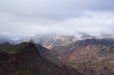 Gran Canaria, adanın orta kısmının manzarası, Las Cumbres, ie The Summits, Ventana del Bentayga adındaki bir kaya kemerine yürüyüş rotası, Bentayga 'nın Penceresi.