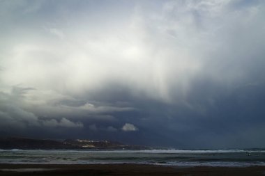 Las Palmas de Gran Canaria 'daki Las Canteras plajını etkileyen Avrupa fırtınası Emilia
