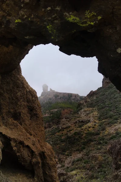 Gran Canaria, adanın orta kısmının manzarası, Las Cumbres, ie The Summits, Ventana del Bentayga adındaki bir kaya kemerine yürüyüş rotası, Bentayga 'nın Penceresi.