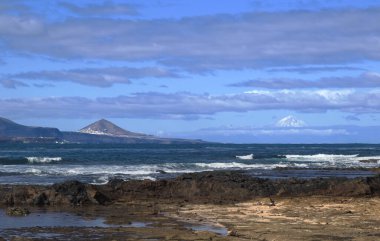 Gran Canaria, Aralık, Las Palmas de Gran Canaria kıyısındaki El Confital plajından Tenerife 'deki karlı Teide' ye doğru bak.