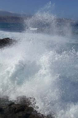 Las Palmas de Gran Canaria 'daki Las Canteras plajında fırtına, plajın kuzey ucunda La Puntilla bölgesi