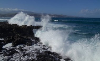 Las Palmas de Gran Canaria 'daki Las Canteras plajında fırtına, plajın kuzey ucunda La Puntilla bölgesi