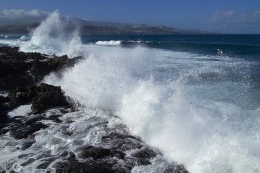 Las Palmas de Gran Canaria 'daki Las Canteras plajında fırtına, plajın kuzey ucunda La Puntilla bölgesi