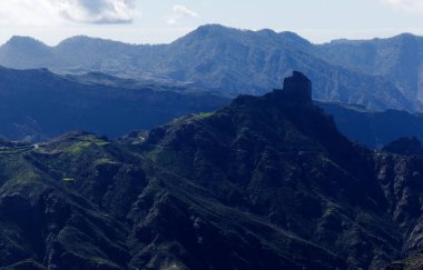 Gran Canaria, adanın merkezi manzarası, Las Cumbres, ie The Summits, Roque Bentayga formasyonu Caldera de Tejeda