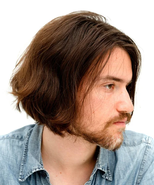 Kısmen gri sakallı yirmili yaşlarının ortasında genç bir adam.